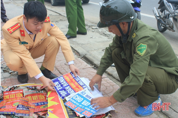 Công an Thạch Hà ra quân xóa tờ rơi, quảng cáo “tín dụng đen”