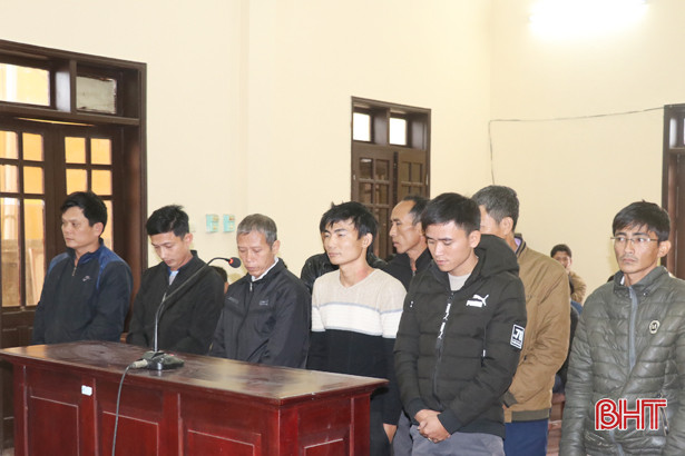 Ham mê “đỏ đen”, 9 con bạc lãnh án 63 tháng tù