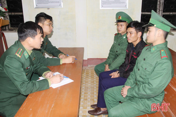 Đồn Biên phòng Lạch Kèn bắt thanh niên chở pháo đi tiêu thụ