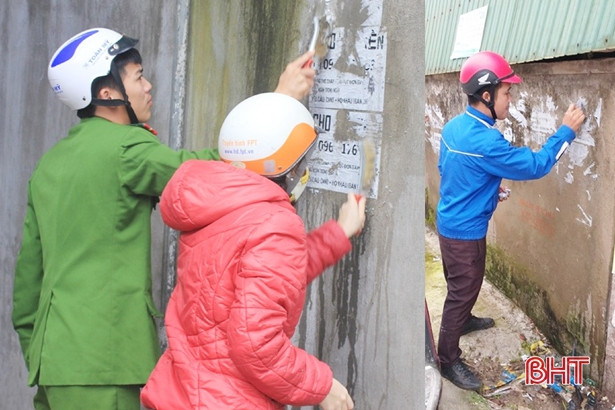 Công an Thạch Hà ra quân xóa tờ rơi, quảng cáo “tín dụng đen”