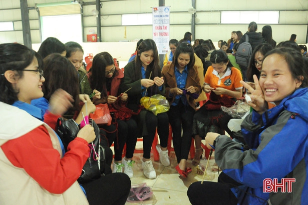 SV Đại học Hà Tĩnh khởi động hành trình “Khăn ấm yêu thương”