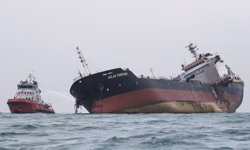 Thế giới ngày qua: Tàu chở dầu Việt Nam cháy ngoài khơi Hong Kong