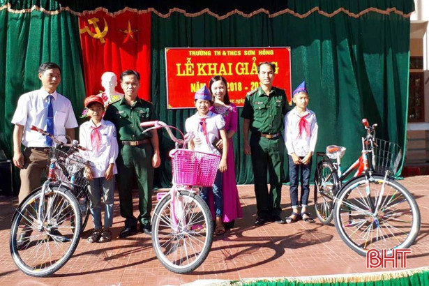 Tặng 200 áo ấm cho học sinh nghèo vùng biên Hương Sơn