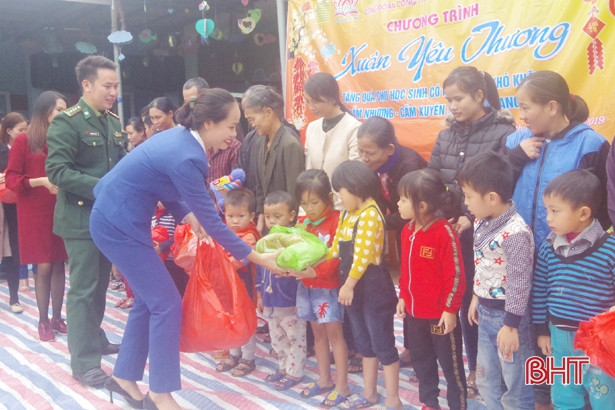 Trao hơn 700 suất quà cho học sinh khó khăn vùng biển Hà Tĩnh