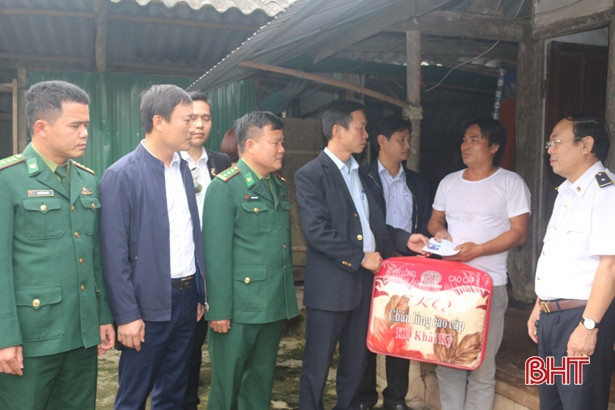 Giúp nam sinh mồ côi có việc làm sau khi tốt nghiệp THPT