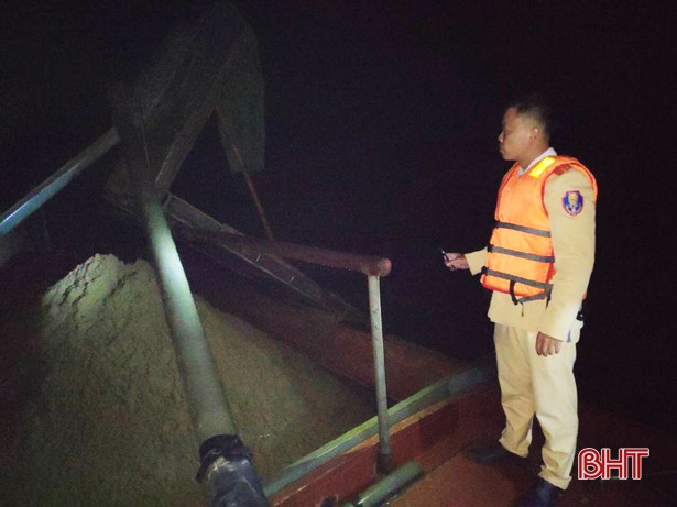 Bắt nhiều sà lan khai thác cát trái phép trên sông Lam