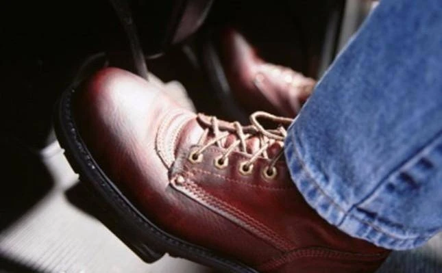 Xe ô tô mất phanh đột ngột, phải làm sao?