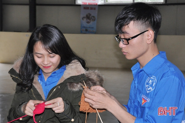 SV Đại học Hà Tĩnh khởi động hành trình “Khăn ấm yêu thương”