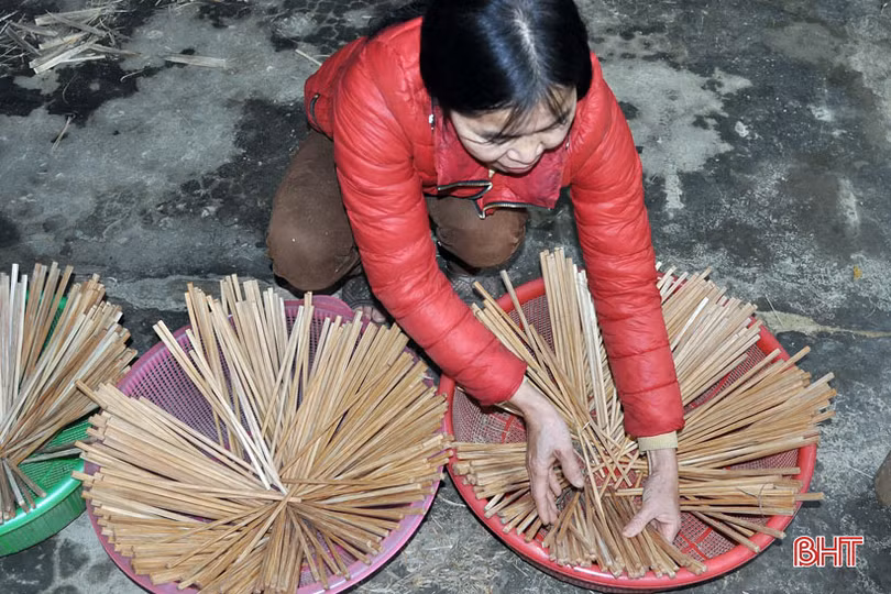 Làng làm đũa Phúc Trạch thâu đêm chuẩn bị hàng tết