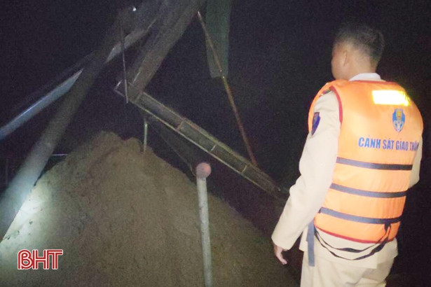 Bắt nhiều sà lan khai thác cát trái phép trên sông Lam