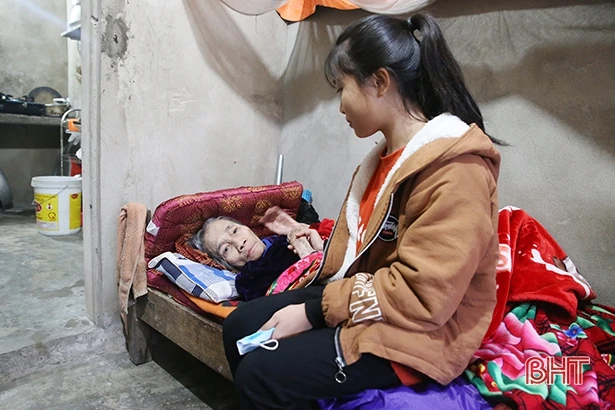 Lay lắt sống nhờ bệnh viện, người mẹ chỉ mơ ước con tốt nghiệp THPT