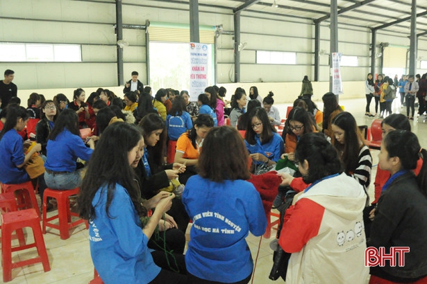SV Đại học Hà Tĩnh khởi động hành trình “Khăn ấm yêu thương”