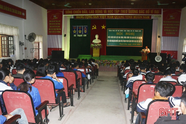 Tuyên truyền phổ biến pháp luật cho hơn 400 học sinh vùng biển Hà Tĩnh