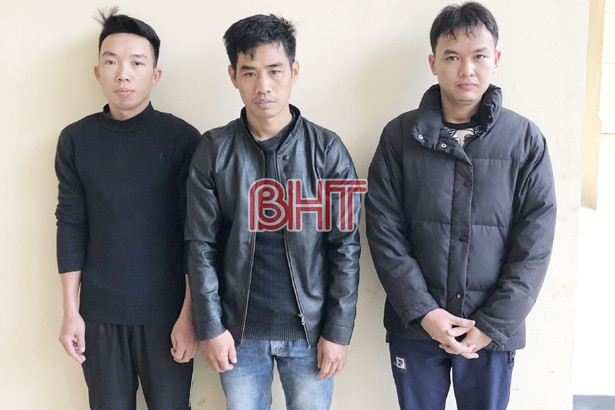 “Lập” chiếu bạc trong lán ở, 3 công nhân bị bắt tại trận