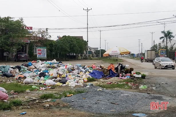 Ngã ba xuống đền Bích Châu thành... bãi đổ rác!
