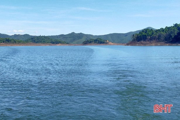 Thí điểm nuôi cá lồng bè trong lòng hồ đại thủy lợi Ngàn Trươi