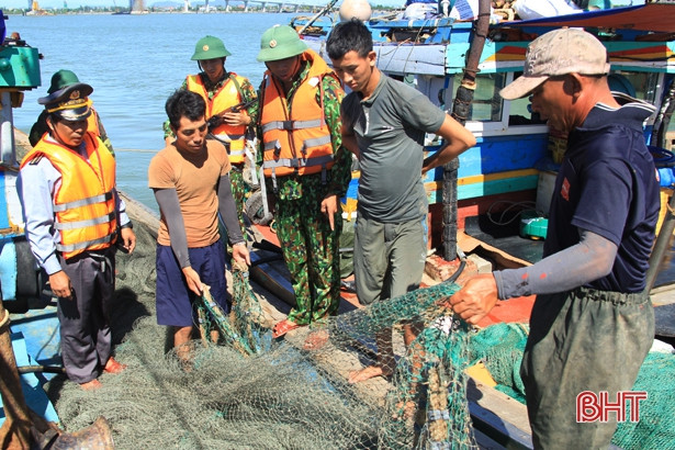 Bộ đội Biên phòng Hà Tĩnh phối hợp bắt giữ 4 tàu cá đánh bắt sai vùng biển quy định