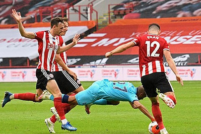 Premier League đề xuất thay đổi luật vì VAR