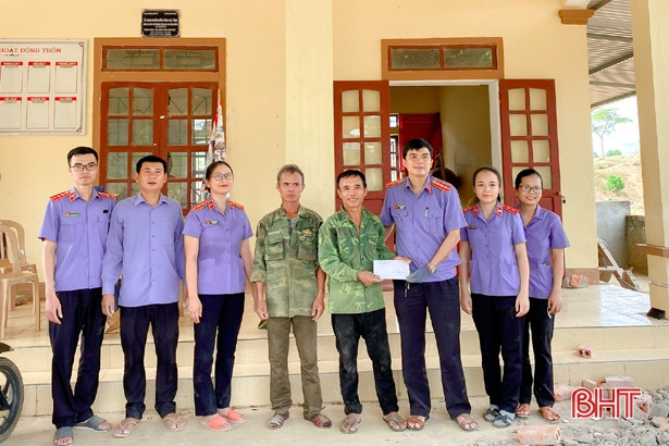 Gác ngày nghỉ, cán bộ, chiến sỹ ở Hương Sơn giúp dân xây dựng NTM