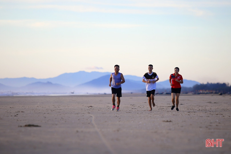 Sáng tinh mơ, du khách thích thú tắm biển, mua hải sản ở Hà Tĩnh