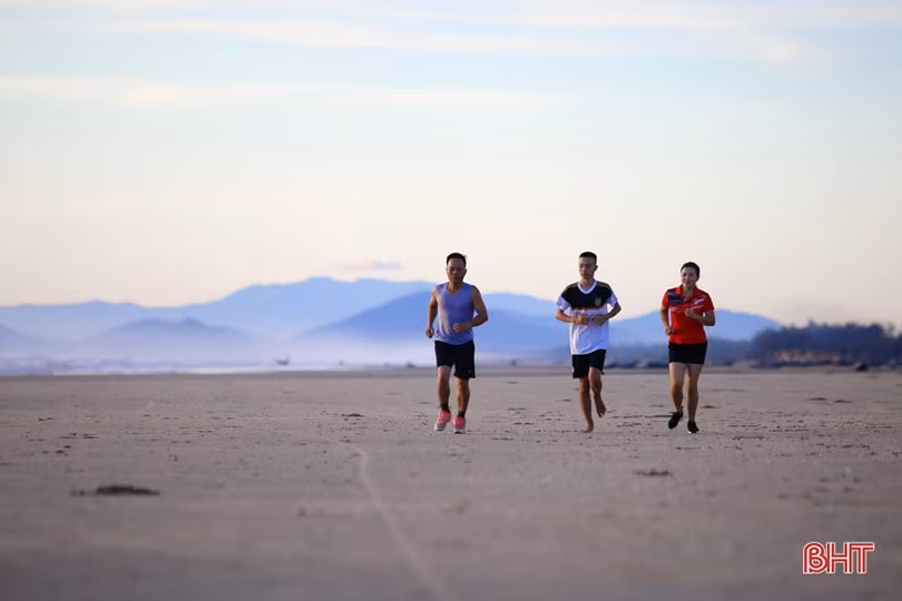 Sáng tinh mơ, du khách thích thú tắm biển, mua hải sản ở Hà Tĩnh