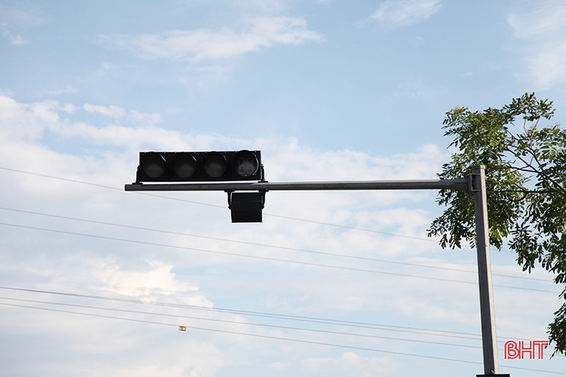 Gần 2 tháng đèn giao thông “ngủ quên”, xe cộ mạnh ai nấy đi ở TX Hồng Lĩnh