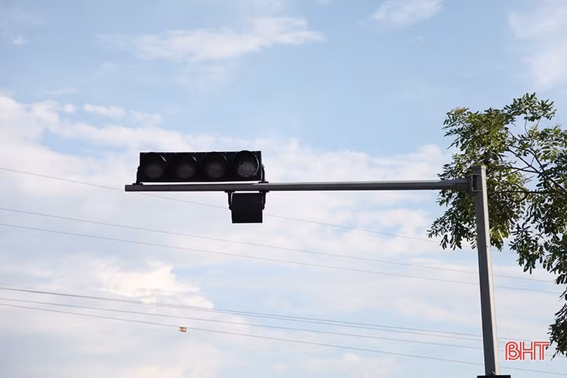 Gần 2 tháng đèn giao thông “ngủ quên”, xe cộ mạnh ai nấy đi ở TX Hồng Lĩnh