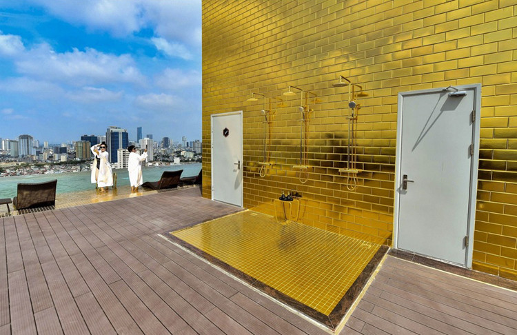 Báo nước ngoài trầm trồ về khách sạn dát vàng ở Việt Nam