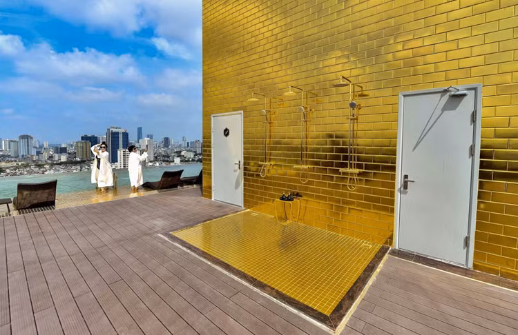 Báo nước ngoài trầm trồ về khách sạn dát vàng ở Việt Nam