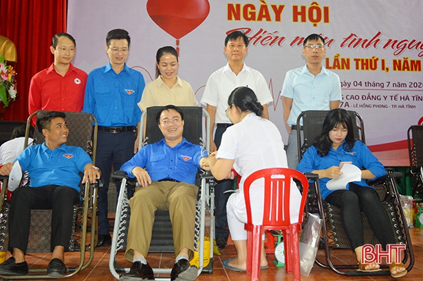 Tuổi trẻ Đoàn Khối CCQ&DN Hà Tĩnh hiến 161 đơn vị máu tình nguyện