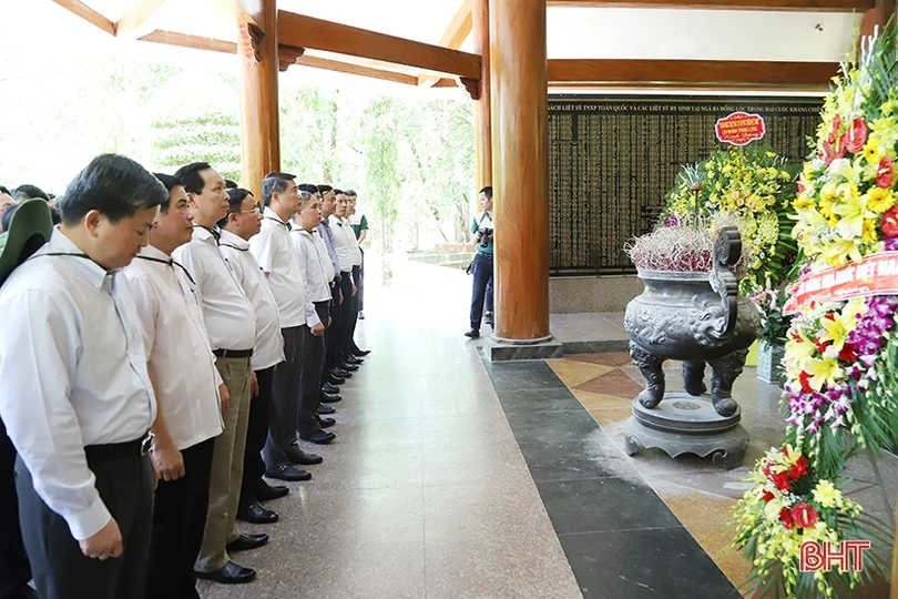 Thống đốc Ngân hàng Nhà nước Lê Minh Hưng dâng hương tại Khu di tích Ngã ba Đồng Lộc