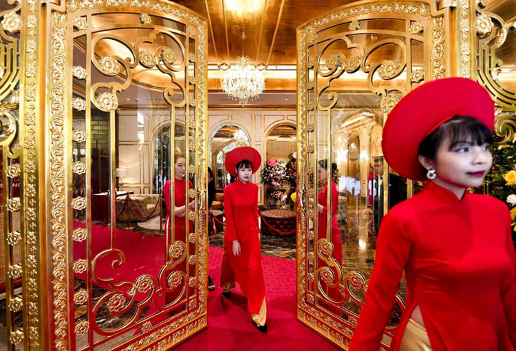 Báo nước ngoài trầm trồ về khách sạn dát vàng ở Việt Nam