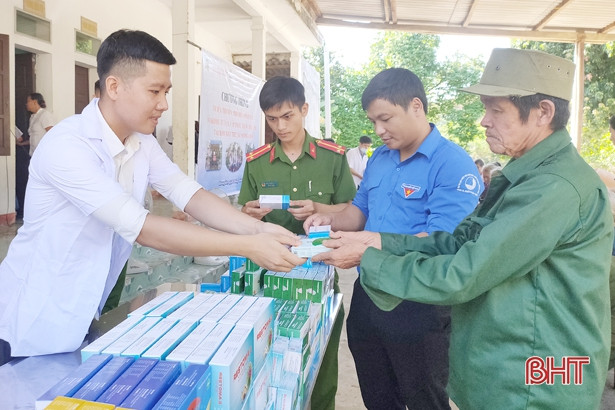Khám, cấp thuốc miễn phí cho người dân bản Rào Tre