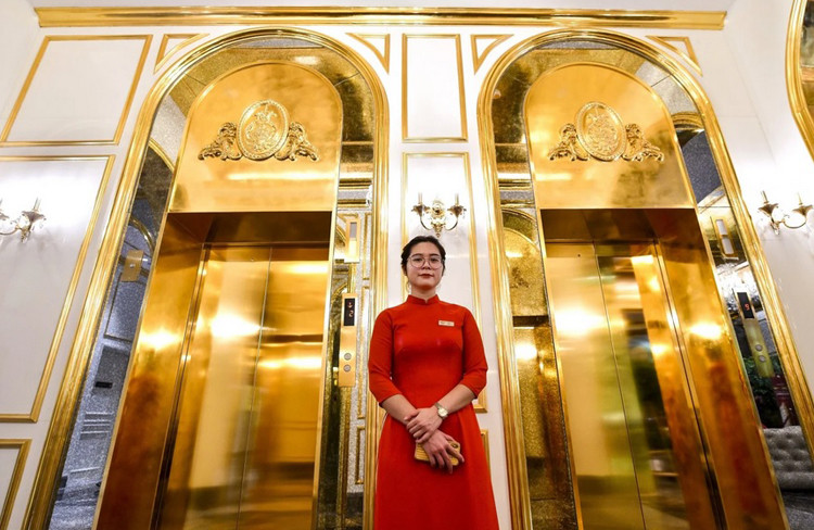 Báo nước ngoài trầm trồ về khách sạn dát vàng ở Việt Nam