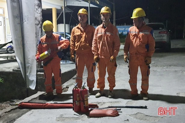 Cháy rừng đe dọa đường dây, Điện lực Hương Sơn chủ động phòng ngừa sự cố