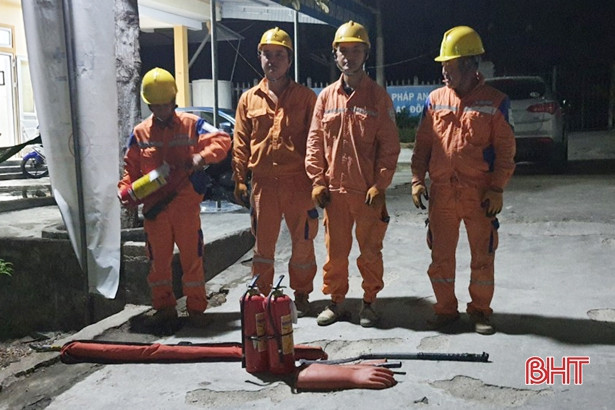 Cháy rừng đe dọa đường dây, Điện lực Hương Sơn chủ động phòng ngừa sự cố