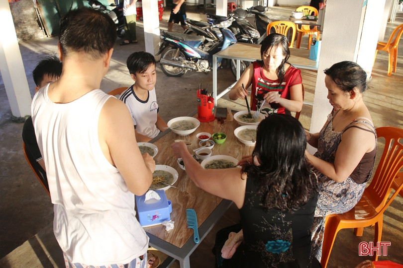 Sáng tinh mơ, du khách thích thú tắm biển, mua hải sản ở Hà Tĩnh