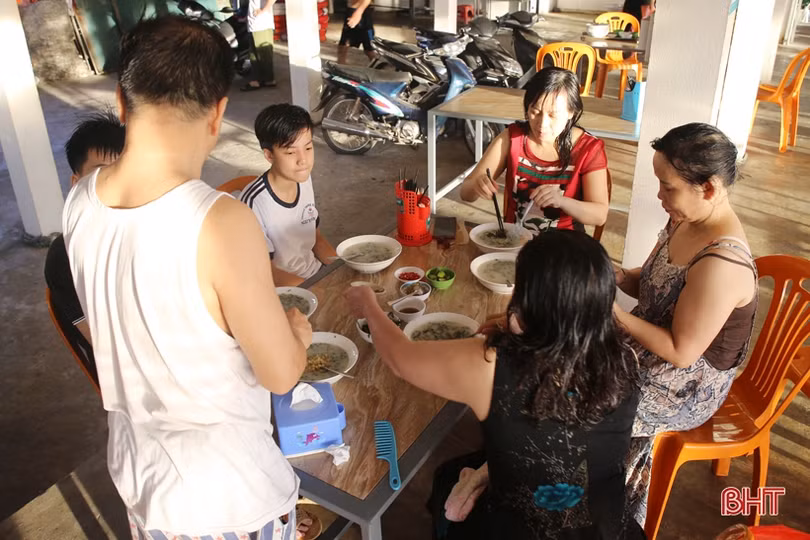 Sáng tinh mơ, du khách thích thú tắm biển, mua hải sản ở Hà Tĩnh