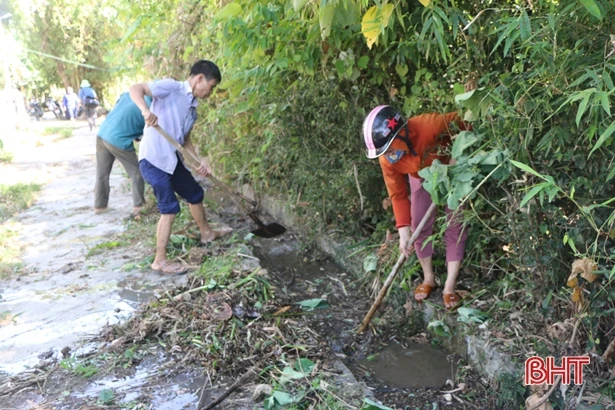 Theo chân công nhân thủy lợi Hà Tĩnh chống hạn, cứu lúa hè thu
