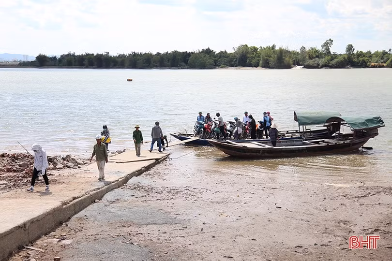 Trời không mưa, người dân ốc đảo Hồng Lam quay quắt vì thiếu nước sinh hoạt