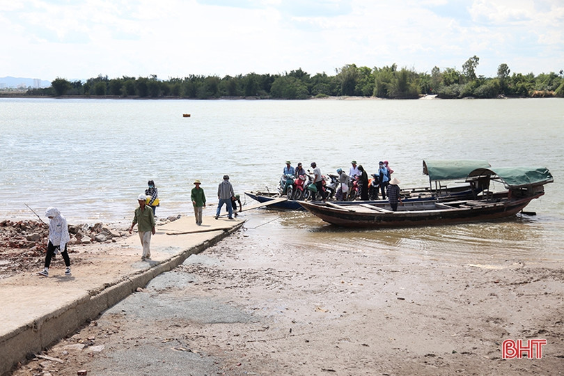 Trời không mưa, người dân ốc đảo Hồng Lam quay quắt vì thiếu nước sinh hoạt