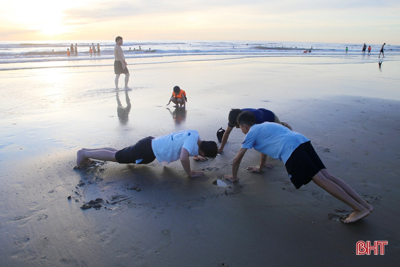 Sáng tinh mơ, du khách thích thú tắm biển, mua hải sản ở Hà Tĩnh