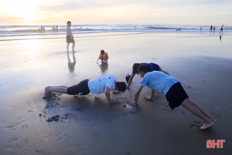 Sáng tinh mơ, du khách thích thú tắm biển, mua hải sản ở Hà Tĩnh