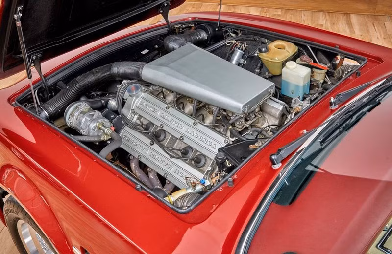 Xe cổ Aston Martin V8 Volante 1988 của David Beckham được rao bán