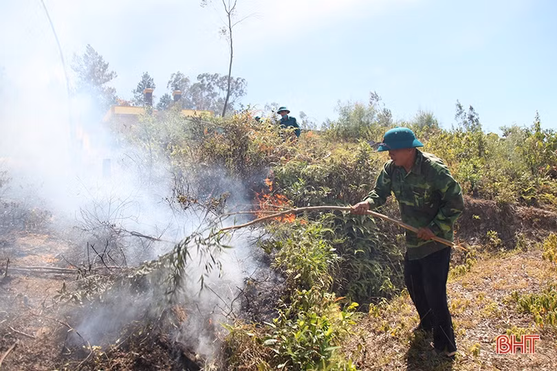 Tiếp tục cứu rừng Hương Sơn dưới nắng nóng 40 độ
