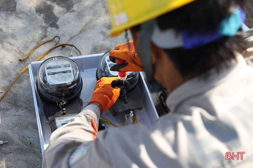 Công nhân Điện lực Hà Tĩnh “đội nắng” canh dòng điện an toàn