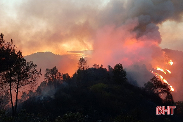 Cháy lớn ở dãy núi Mồng Gà, huyện Hương Sơn