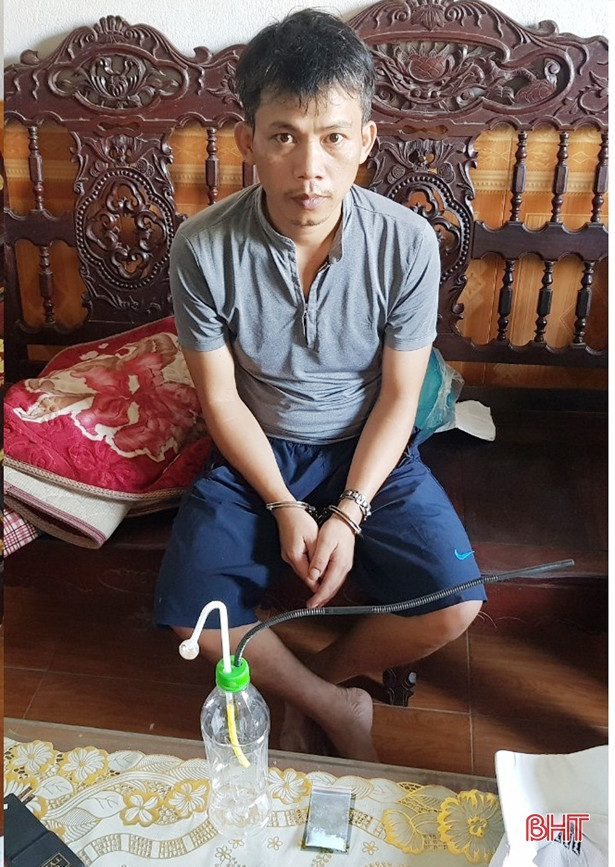 Khám nhà con nghiện, bắt được thêm đối tượng tàng trữ ma túy!
