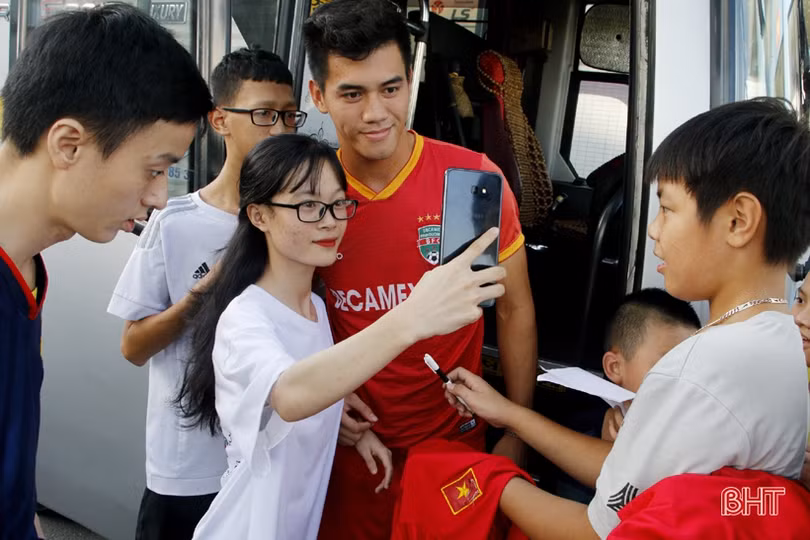 Cầu thủ Than Quảng Ninh khen mặt sân Hà Tĩnh đẹp trước trận tứ kết Cúp Quốc gia