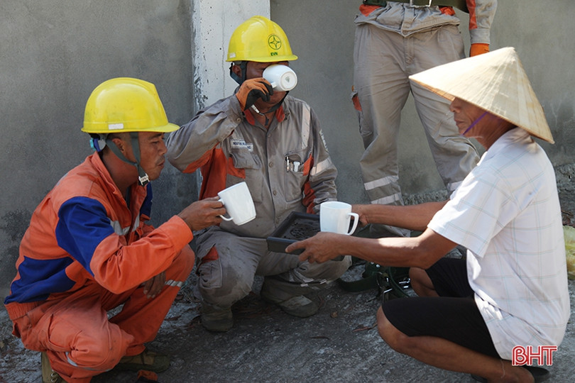 Công nhân Điện lực Hà Tĩnh “đội nắng” canh dòng điện an toàn